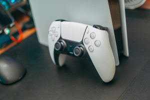 PS5 konsol ve DualSense kol, gaming masası